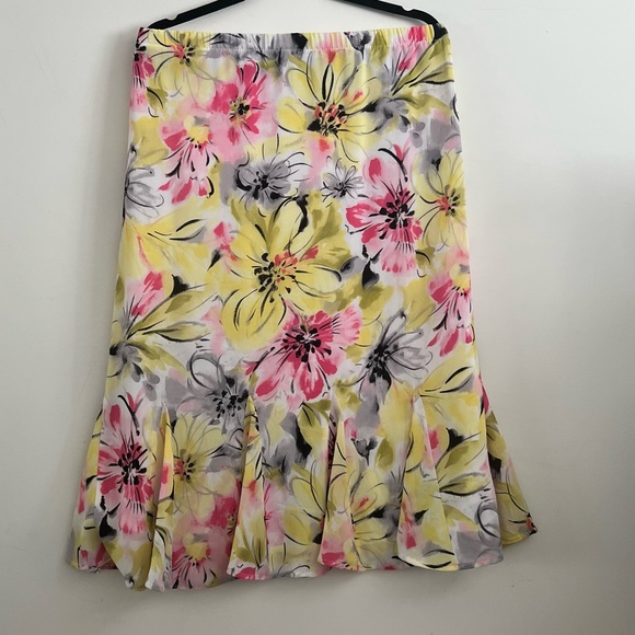 Yellow Mermaid Trumpet Skirt,  pleating detail, pink flowers and grey flowers. - Picture 7 of 7